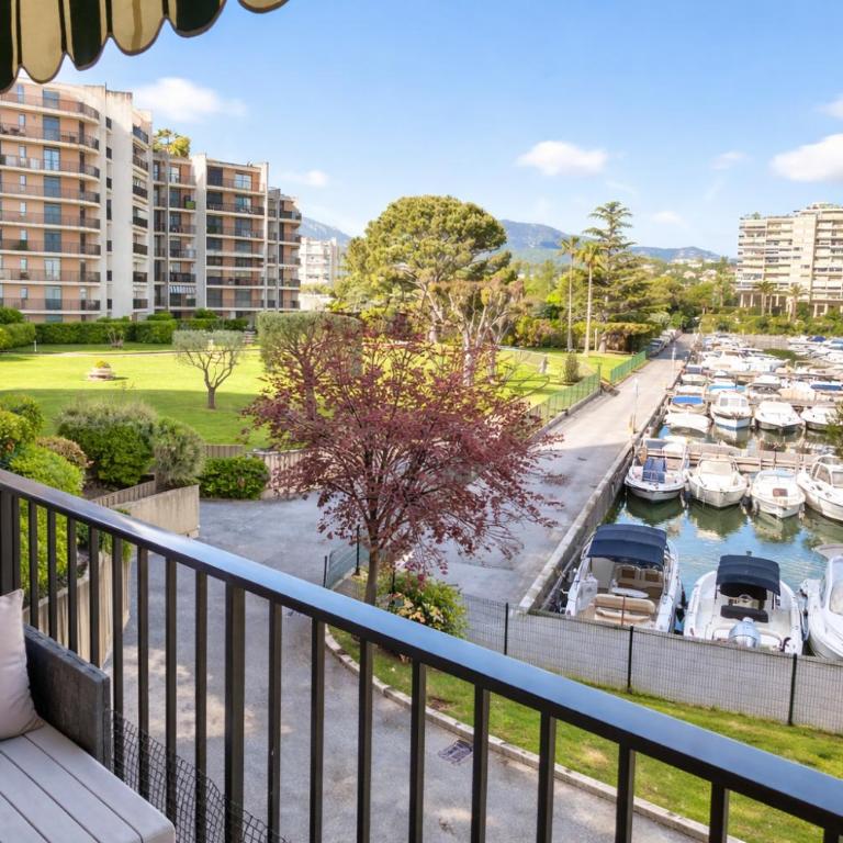 Trés beau Studio dans résidence calme avec 2 piscines,parking privé et proche des commerces et plage - Appartement 1 Chambre - 13