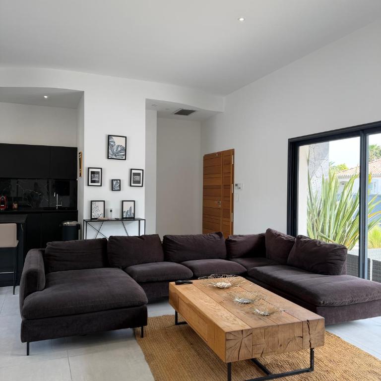 Villa spacieuse piscine 350 m de la plage - Three-Bedroom Villa - 15