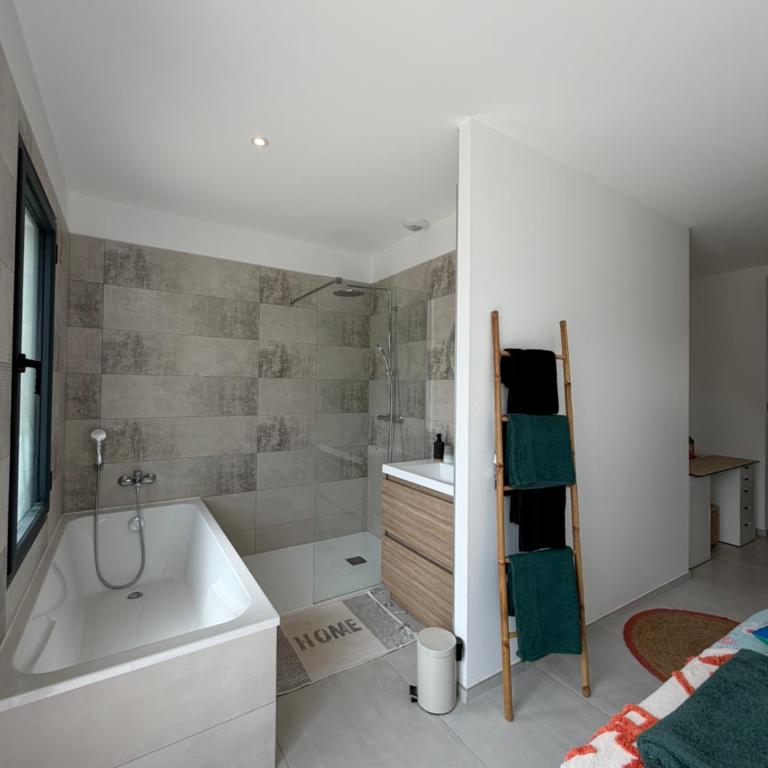 Villa spacieuse piscine 350 m de la plage - Three-Bedroom Villa - 20
