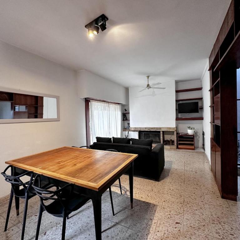 Casa amplia, céntrica y con garage en Junin, BA - Apartamento de 2 dormitorios - 1
