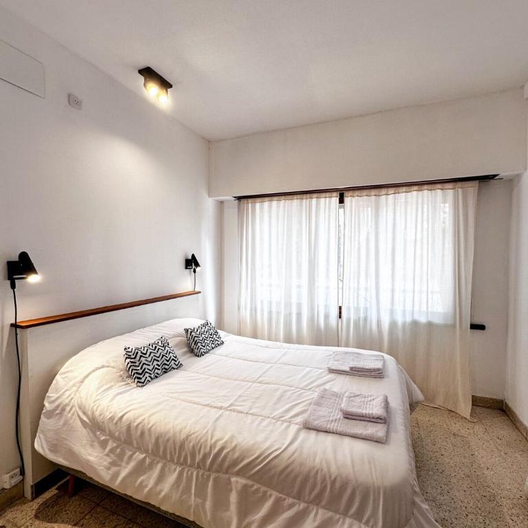 Casa amplia, céntrica y con garage en Junin, BA - Apartamento de 2 dormitorios - 3