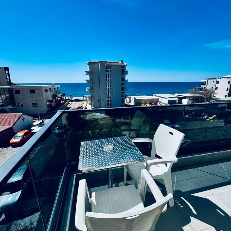 K-Club Apartments - Two-Bedroom Apartment with Balcony and Sea View - 2