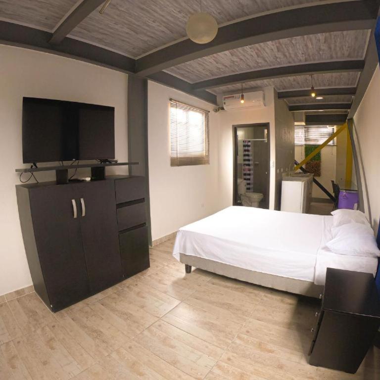 Apartaestudio 16 bonito aire acond parqueo priv, - Apartamento - 3