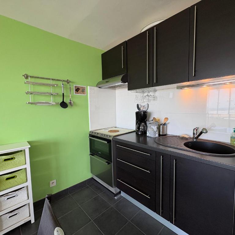 Bel Appart 2 Chambres, Terrasse, Proche Plage - FR-1-323-491 - Appartement - 28