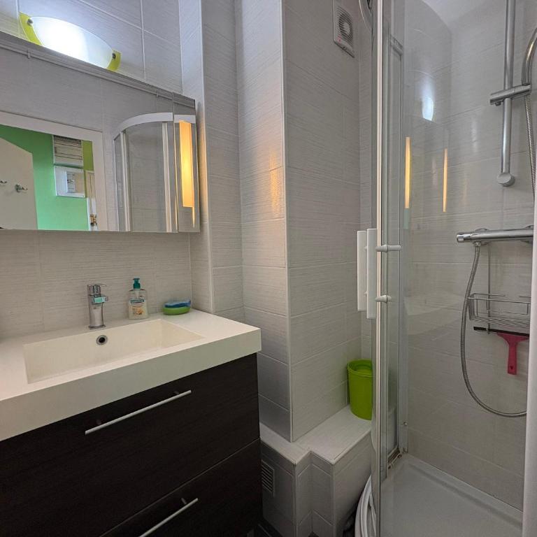Bel Appart 2 Chambres, Terrasse, Proche Plage - FR-1-323-491 - Appartement - 29