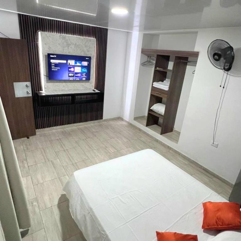 Pomona Coliving Centro - Double Room with Shared Bathroom - 2