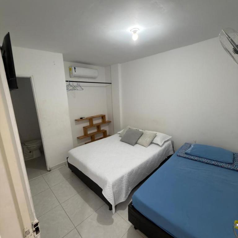 HOSTAL CARACOLI - HUECO - Habitación Triple Estándar - 7