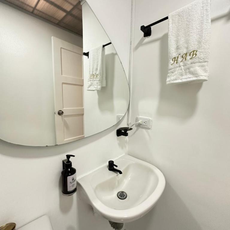 Hotel Alamos del Bosque - Habitación Doble con baño privado externo - 2 camas - 8