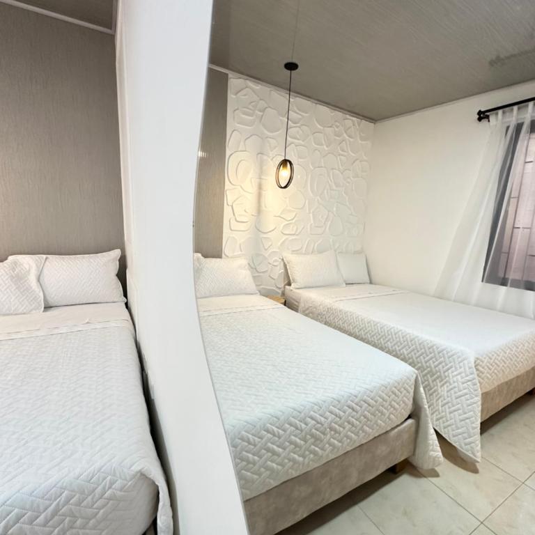 Hotel Alamos del Bosque - Habitación Doble con baño privado externo - 2 camas - 7