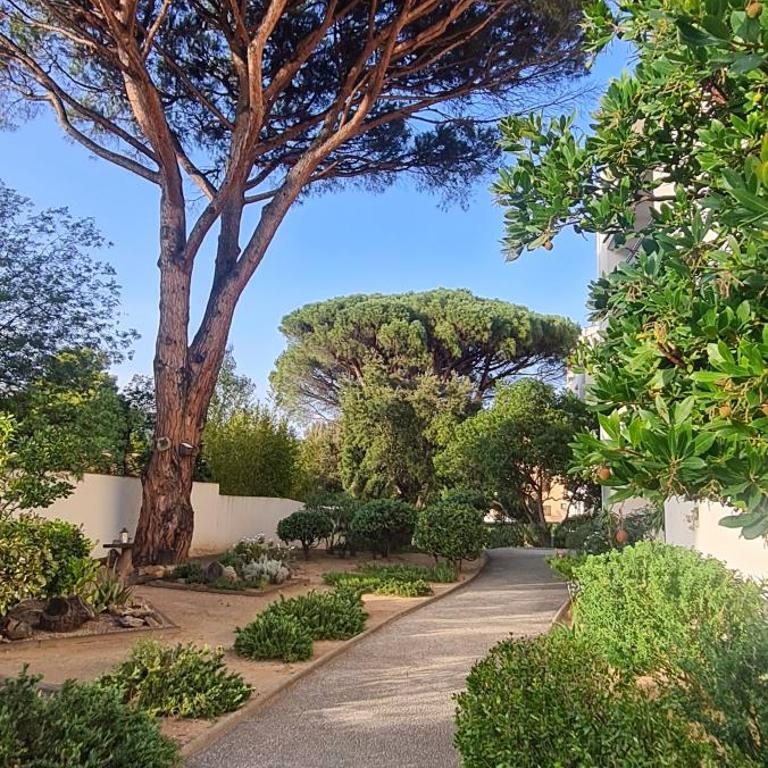 T3, 2ch, classé 3,parking gratuit sur place à 600m de la plage, des commerces ,du port proche st tropez - Appartement 2 Chambres - 8