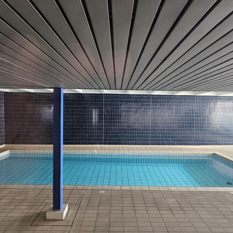 Studio plein centre, calme, parking inclus, piscine et gardien - Studio-Apartment - 4
