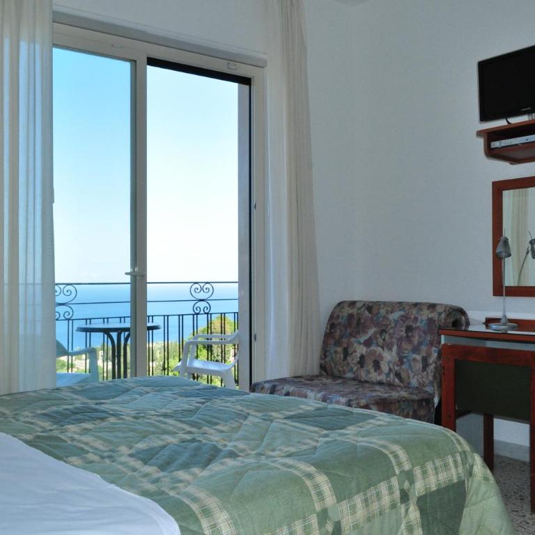 Hotel Condor - Double or Twin Room with Balcony and Sea View - 7