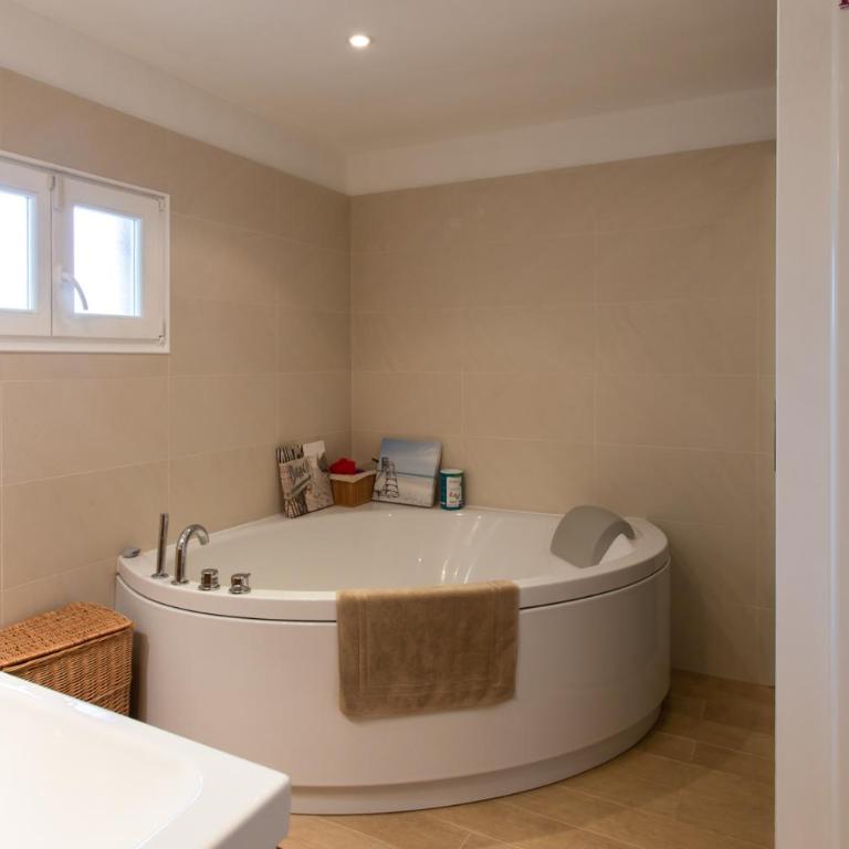 Villa with amazing view in a perfect location - Villa - Vue sur Mer - 29