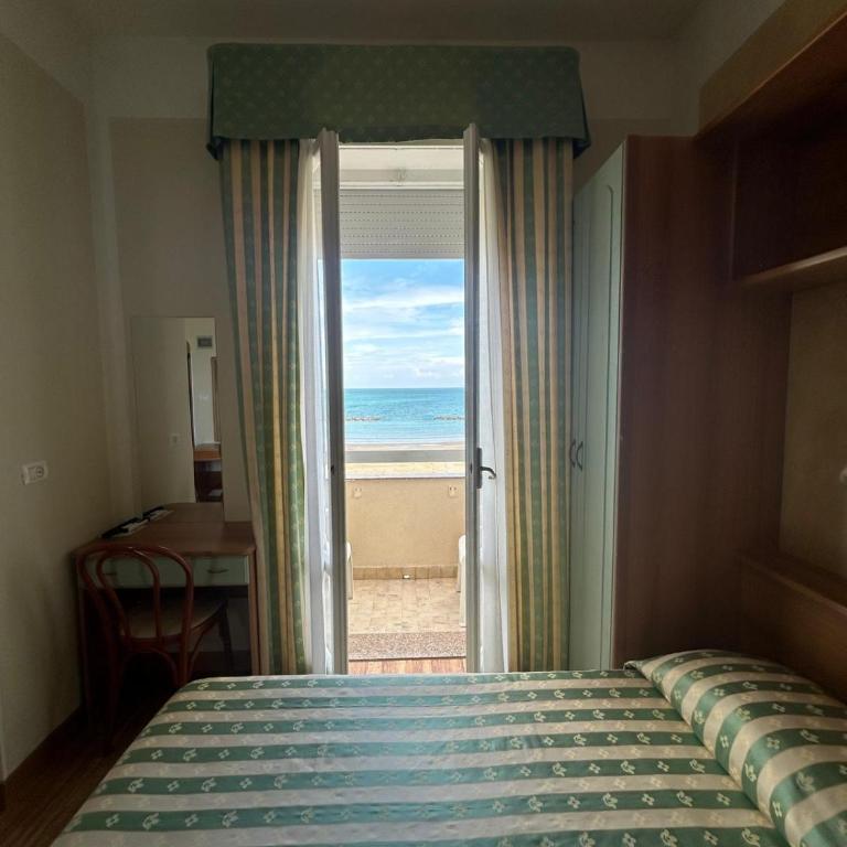 Hotel Adriatica sul Mare - Camera Matrimoniale/Doppia con Letti Singoli con Vista Mare - 18