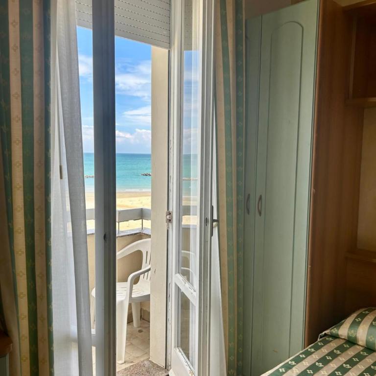 Hotel Adriatica sul Mare - Camera Matrimoniale/Doppia con Letti Singoli con Vista Mare - 16