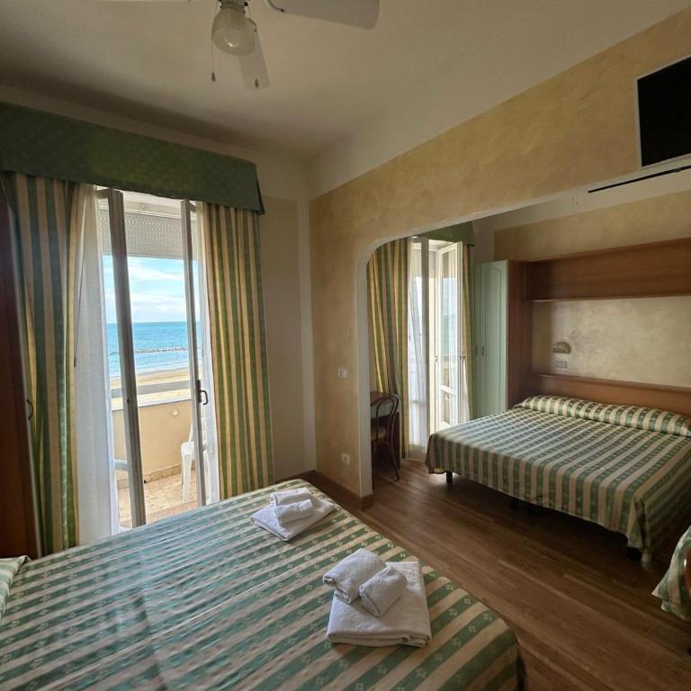 Hotel Adriatica sul Mare - Camera Familiare Superior - 8