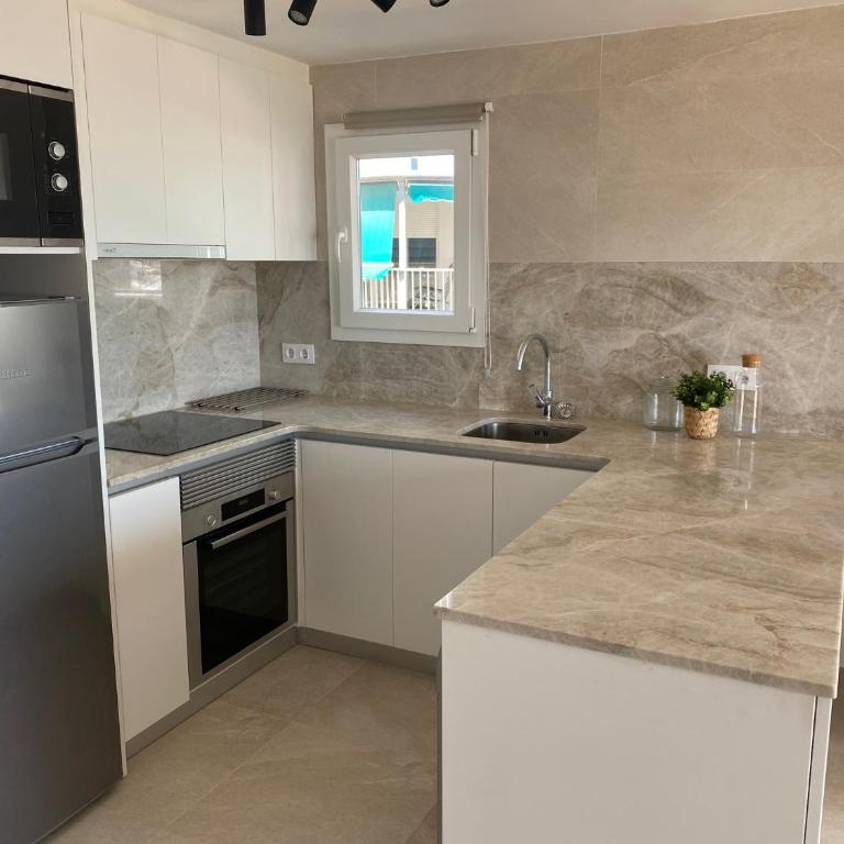 Parasol Holiday Sunny Beach Lovers 1 - Two-Bedroom Apartment - 7