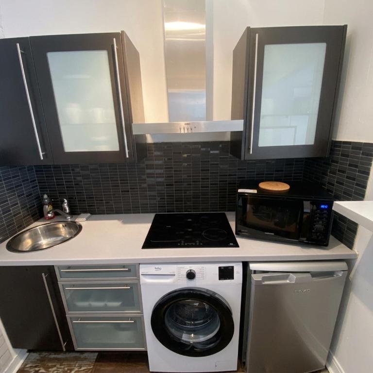 Trés beau Studio dans résidence calme avec 2 piscines,parking privé et proche des commerces et plage - Appartement 1 Chambre - 4