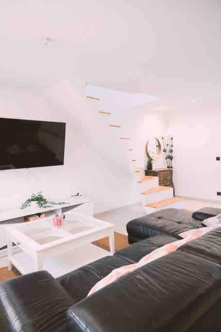 Air-conditioned house with garden, pool & foosball table - Villa - 6