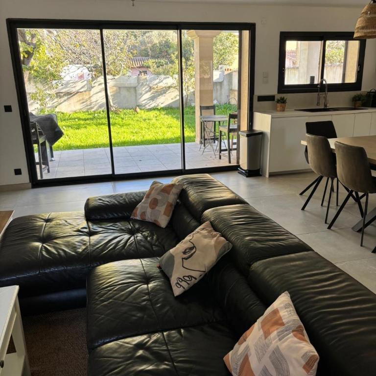Air-conditioned house with garden, pool & foosball table - Villa - 32