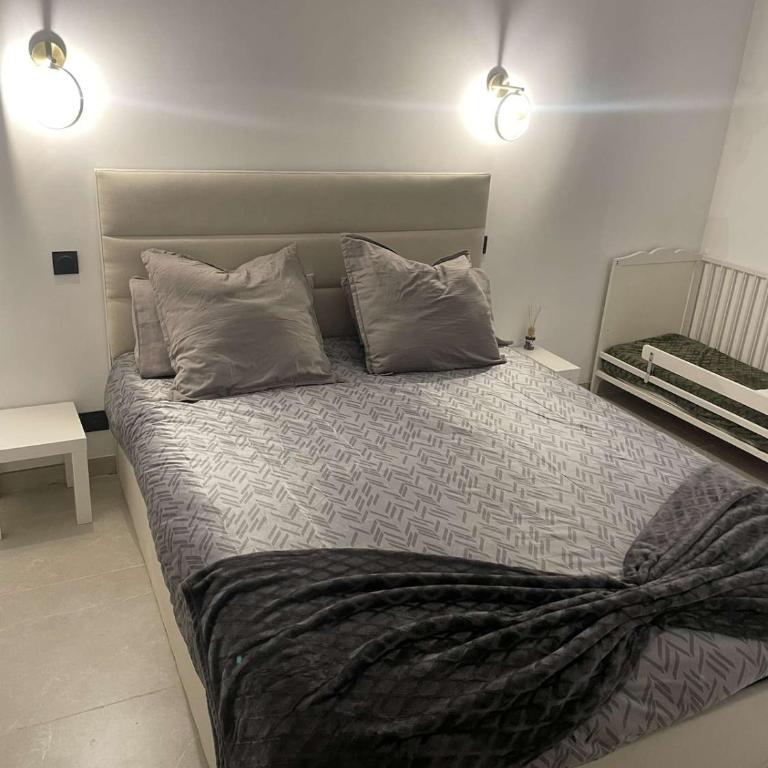 Air-conditioned house with garden, pool & foosball table - Villa - 33
