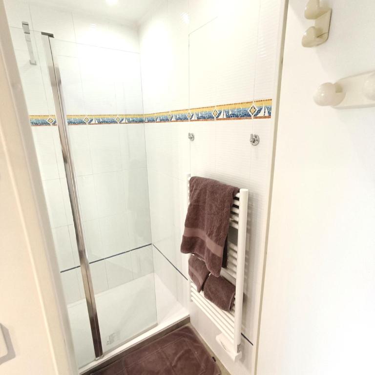 Parc Vélusine - T2 lumineux, 4 couchages, clim, terrasse, parking, 2 piscines&tennis - One-Bedroom Apartment - 11