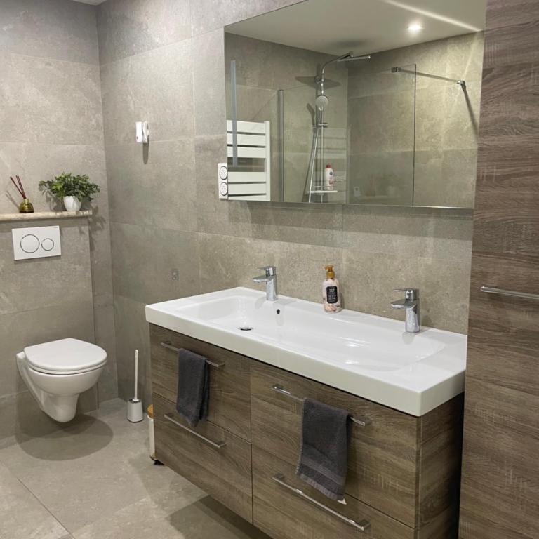 Rez de villa Peymeinade - Maison 1 Chambre - 38