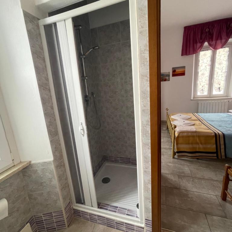 Le camere del Baldo parcheggio gratuito in centro storico - Ampia Camera Matrimoniale - 8