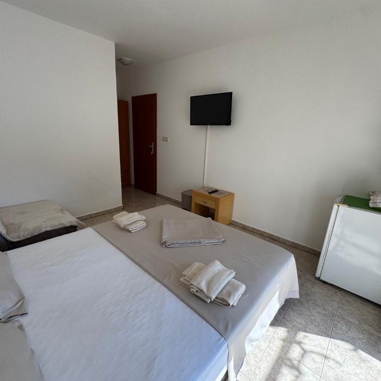 Guest House Ugljevarevic - Trokrevetna Soba sa Sopstvenim Kupatilom - 10