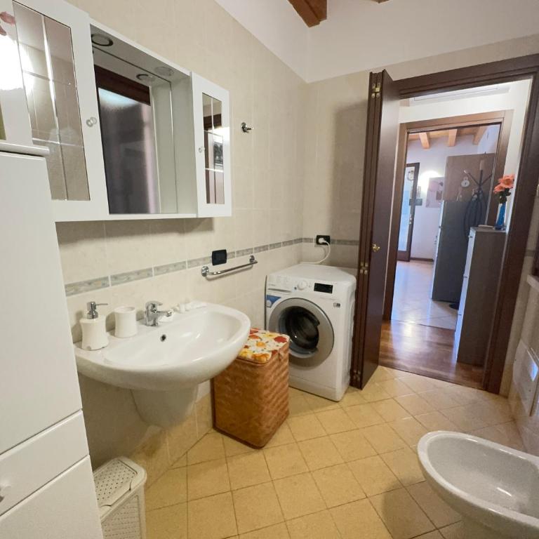 Free Park and Swimming Pool, Centre of Peschiera - One-Bedroom Apartment - 16