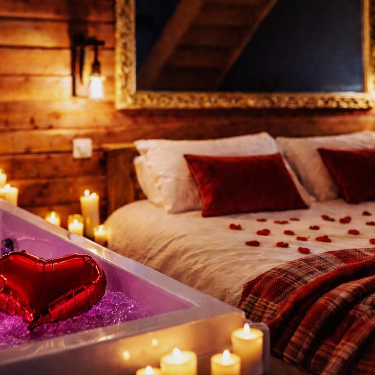 Le Chalet romantique, SPA XXL, 5 min centre ville, Écran cinéma, Lit king size, cascade d'eau - Suite Deluxe avec Baignoire Spa - 10