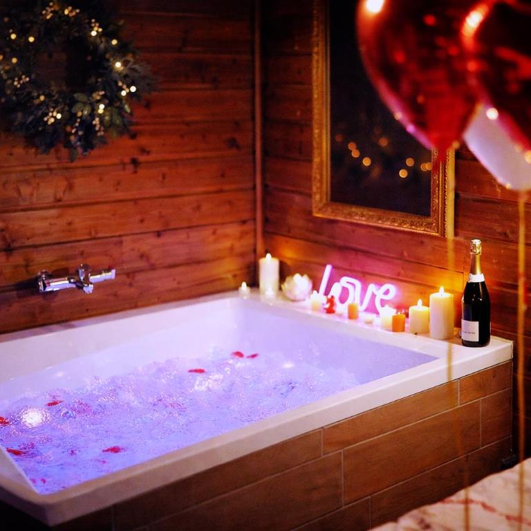 Le Chalet romantique, SPA XXL, 5 min centre ville, Écran cinéma, Lit king size, cascade d'eau - Suite Deluxe avec Baignoire Spa - 12