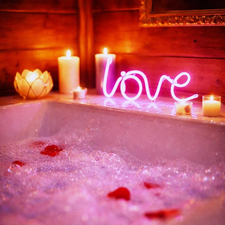 Le Chalet romantique, SPA XXL, 5 min centre ville, Écran cinéma, Lit king size, cascade d'eau - Suite Deluxe avec Baignoire Spa - 3
