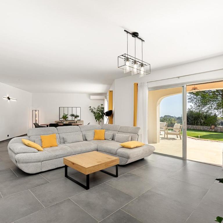 Superbe villa avec piscine proche de Cannes - Villa avec Piscine Privée - 2