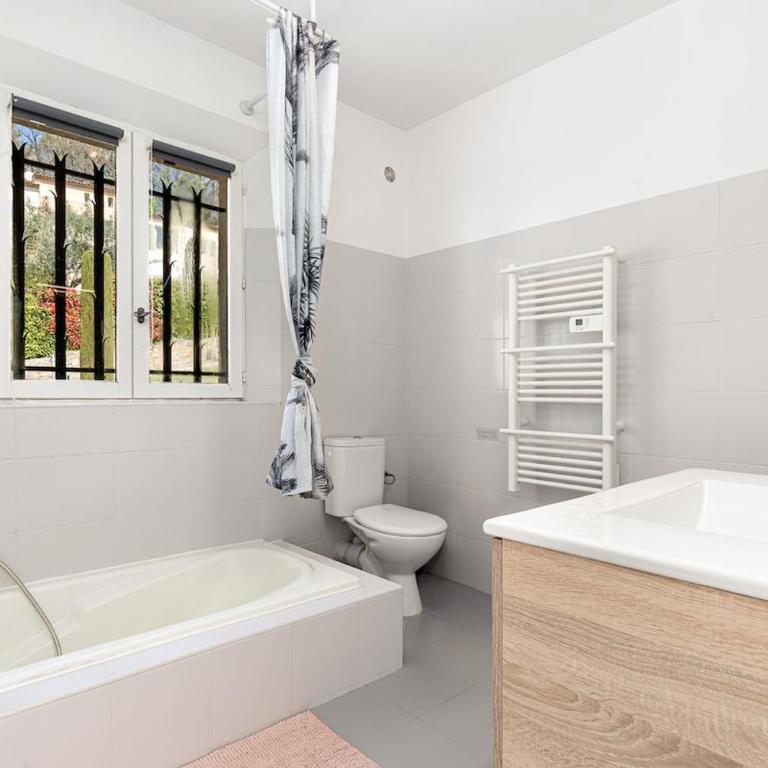 Superbe villa avec piscine proche de Cannes - Villa avec Piscine Privée - 4