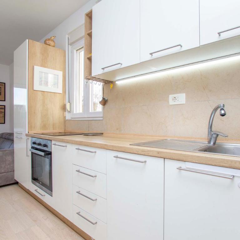 One Bedroom Apt Near Center with Pool and Garden - Apartman sa 1 Spavaćom Sobom - 4
