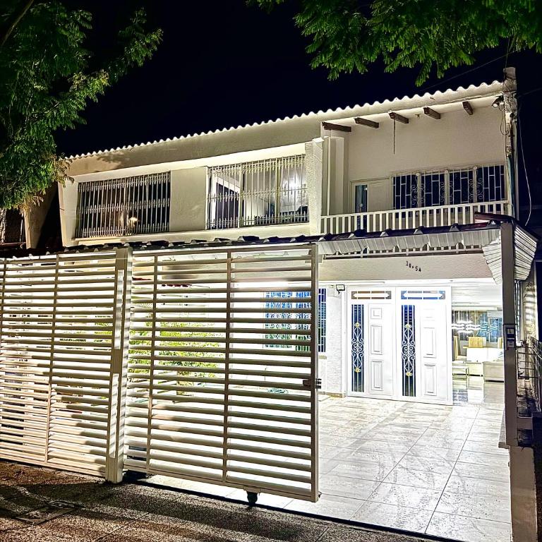 Casa con piscina privada y parking - Casa de 4 dormitorios - 2