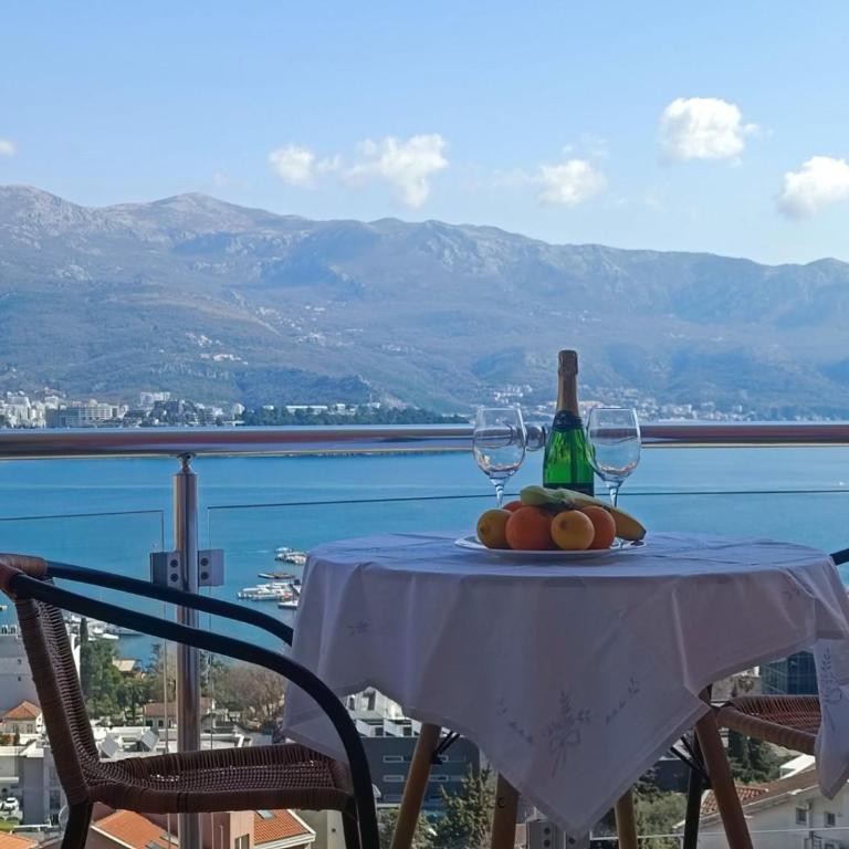 Panoramic Sea and City View Apartment with Terrace Budva - Apartman sa 2 Spavaće Sobe - 1