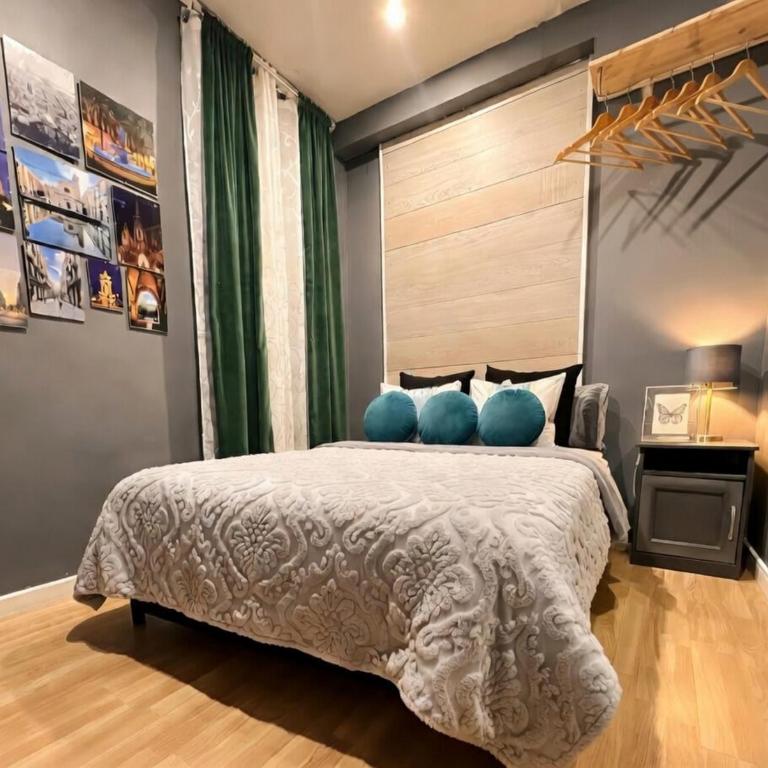 Cozy apartment in the Gothic Quarter of Barcelona - Two-Bedroom Apartment - 10