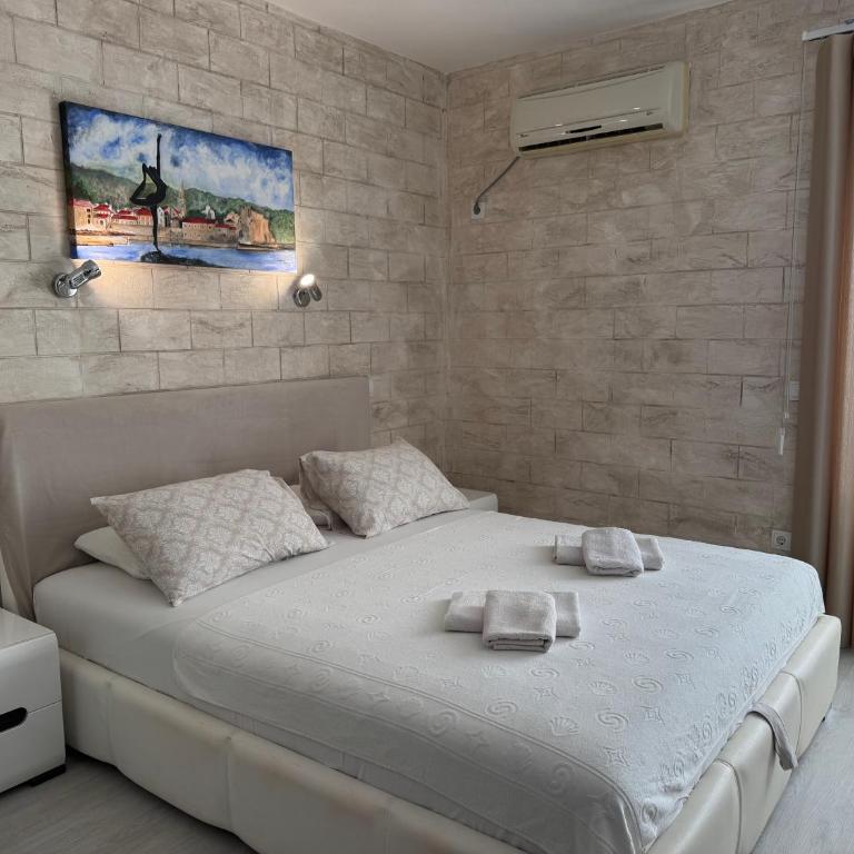 Guesthouse Apartments Čenić - Studio with Balcony and Partial Sea View - 9