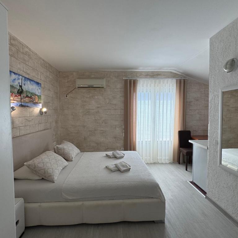 Guesthouse Apartments Čenić - Studio with Balcony and Partial Sea View - 10