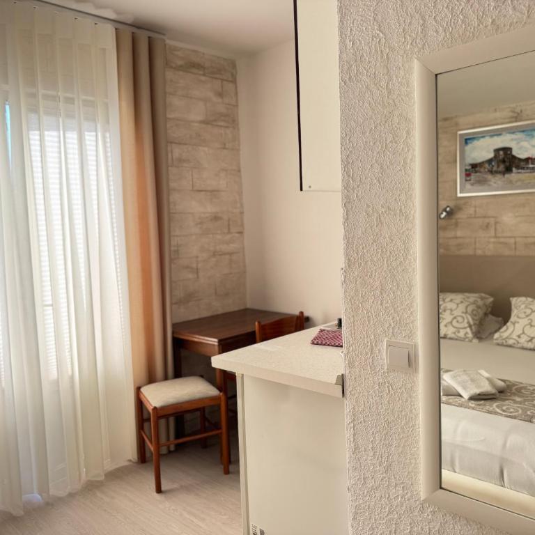 Guesthouse Apartments Čenić - Studio with Balcony and Partial Sea View - 27