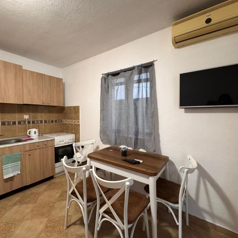 Bay Mola Aparts - Apartment with Mountain View - 15