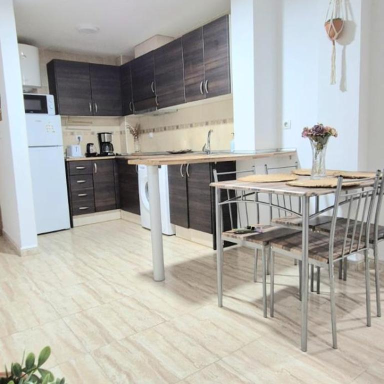 Cozy apartment with private parking near center and beach - Apartamento de 2 dormitorios con balcón - 13