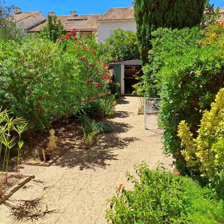 Les Pinèdes Jardin fleuri et plage à pied au calme - Appartement - 12
