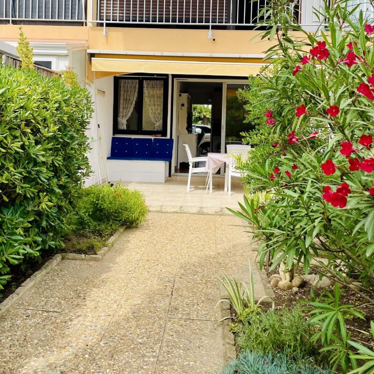 Les Pinèdes Jardin fleuri et plage à pied au calme - Appartement - 20