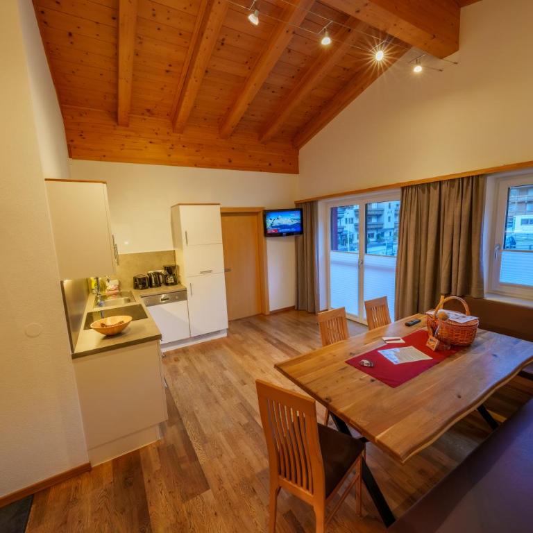 Ferienwohnungen Egger - Apartment mit 3 Schlafzimmern und Balkon - 4