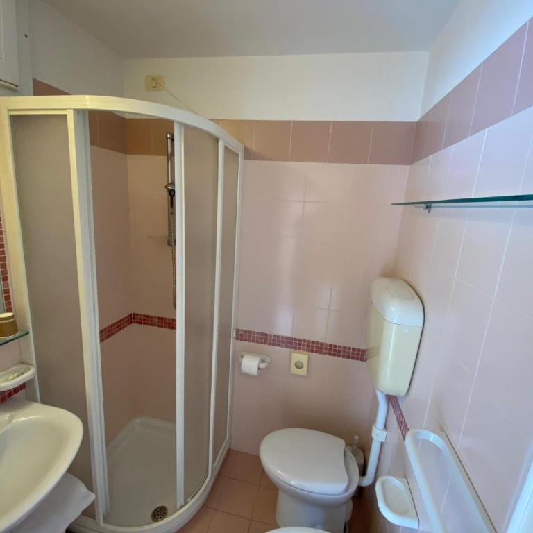 Hotel HARRY'S Hospitality Riccione-Fronte Mare - Camera Quadrupla con Balcone - 5