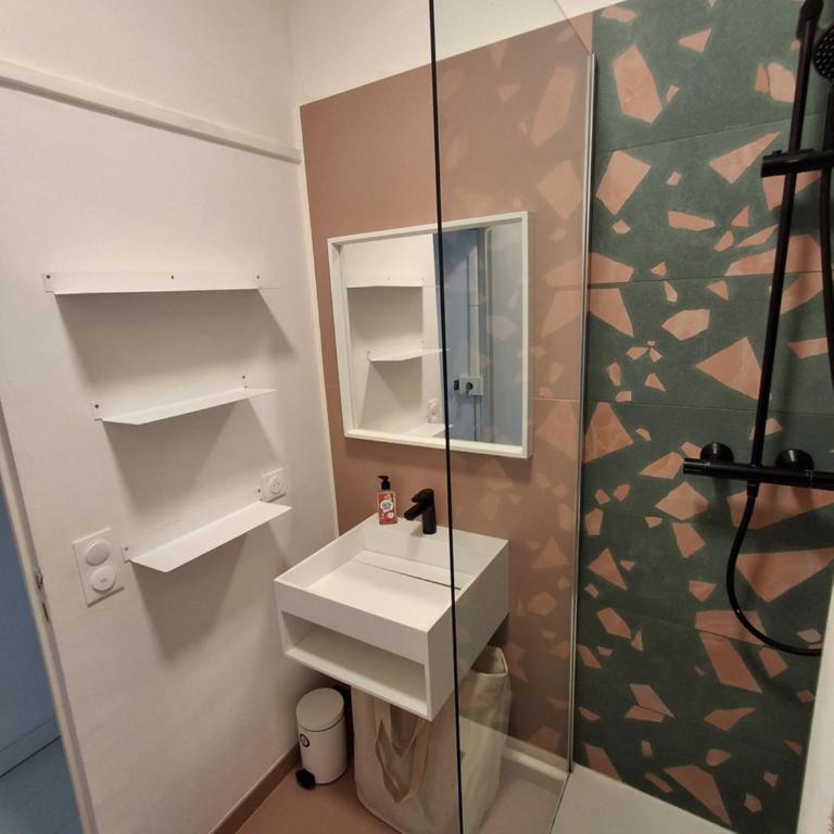 Beau T1 lumineux, calme, rénové avec climatisation - One-Bedroom Apartment - 7