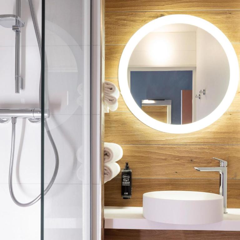 ibis Styles Les Houches Chamonix - Chambre Triple avec 1 Lit Double et 1 Chaise Longue Simple ou 3 Lits Simples - 8